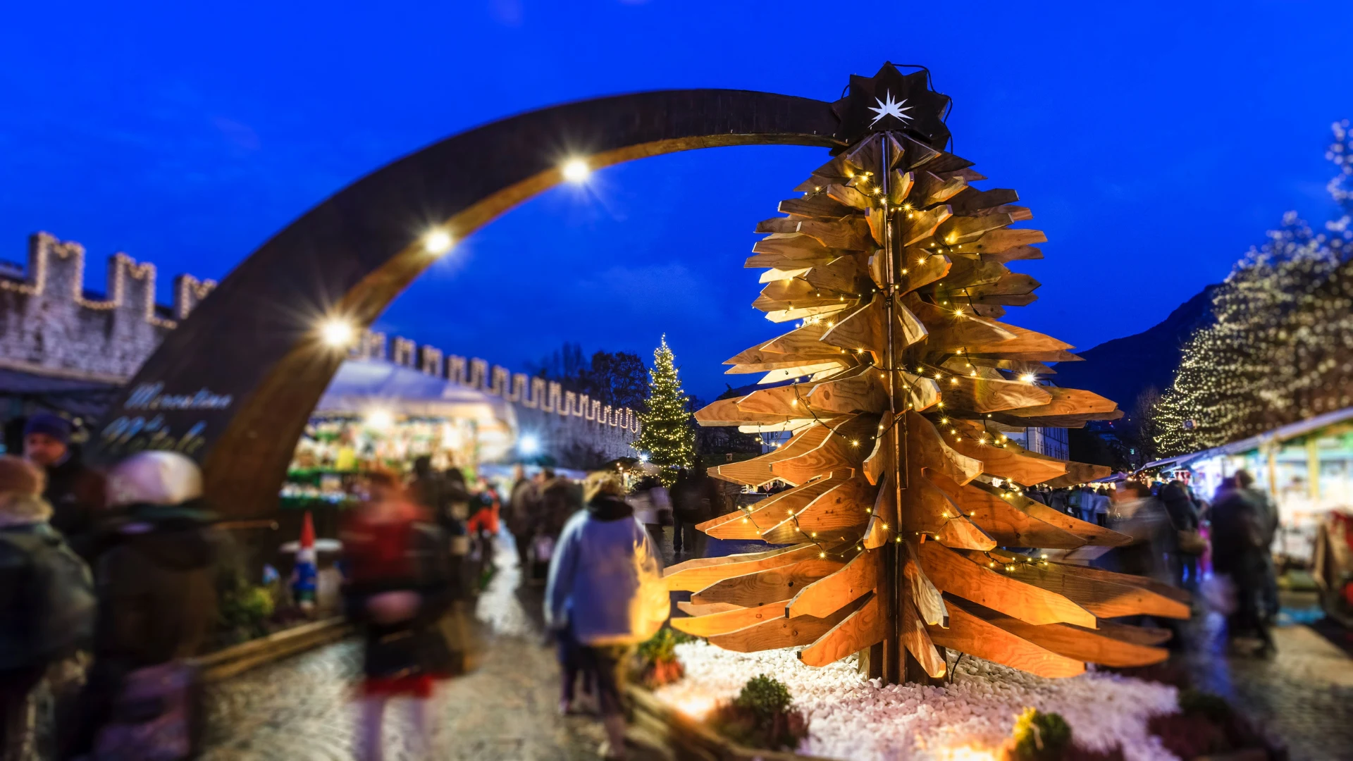 Albero dei mercatini di Natale a Trento. Gita ai mercatini di Natale a Trento in pullman da San Miniato, Enula Viaggi
